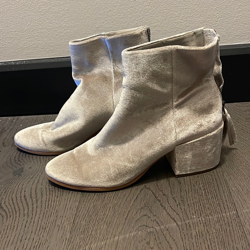 DOLCE VITA MIRRA CRUSHED VELVET SILVER ANKLE BOOTS